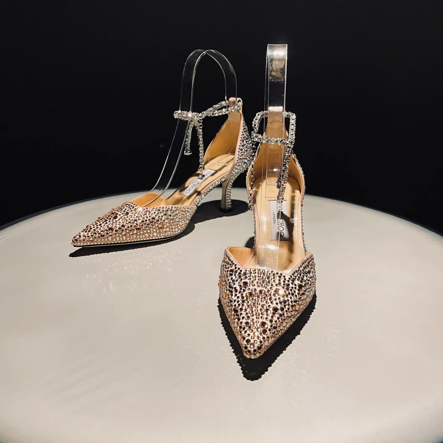 👟👟Ex-factory price 720👟👟 Jimmy Choo/Jimmy Choo classic diamond chain pointed toe crystal high-heeled sandals. Excellent crystal shoes. So beautiful that you can't take your eyes away. The shape of the shoes is very delicate and not too narrow and long. The internal space is sufficient to allow the toes to relax enough. The rhinestones outline a charming arc on the instep. It is simply beautiful. It has a 360-degree surrounding fairy atmosphere. Gorgeous without being exaggerated! ! The fabric is made of imported silk, with imported sheepskin lining. Customized A-grade Italian genuine leather sole. Heel height: 6.5 or 8.5. Size: 35-40 (41, 42, 43 customized, non-refundable)